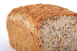 Przepis na bezglutenowy aromatyczny chleb trzy ziarna – pyszny, chrupiący chleb prosto z twojego piekarnika