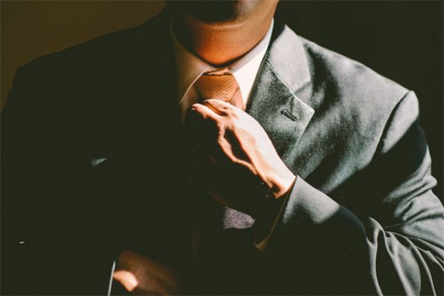 Krawaty wełniane – coraz chętniej wybierane przez współczesnych mężczyzn