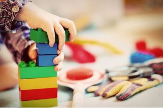 Jak dobrać zabawki edukacyjne do wieku dziecka?
