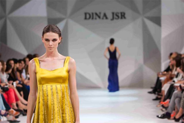 Modne sukienki 2023 - na jakie fasony, wzory i tkaniny warto postawić?
