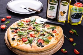Biała pizza ze szparagami i anchois